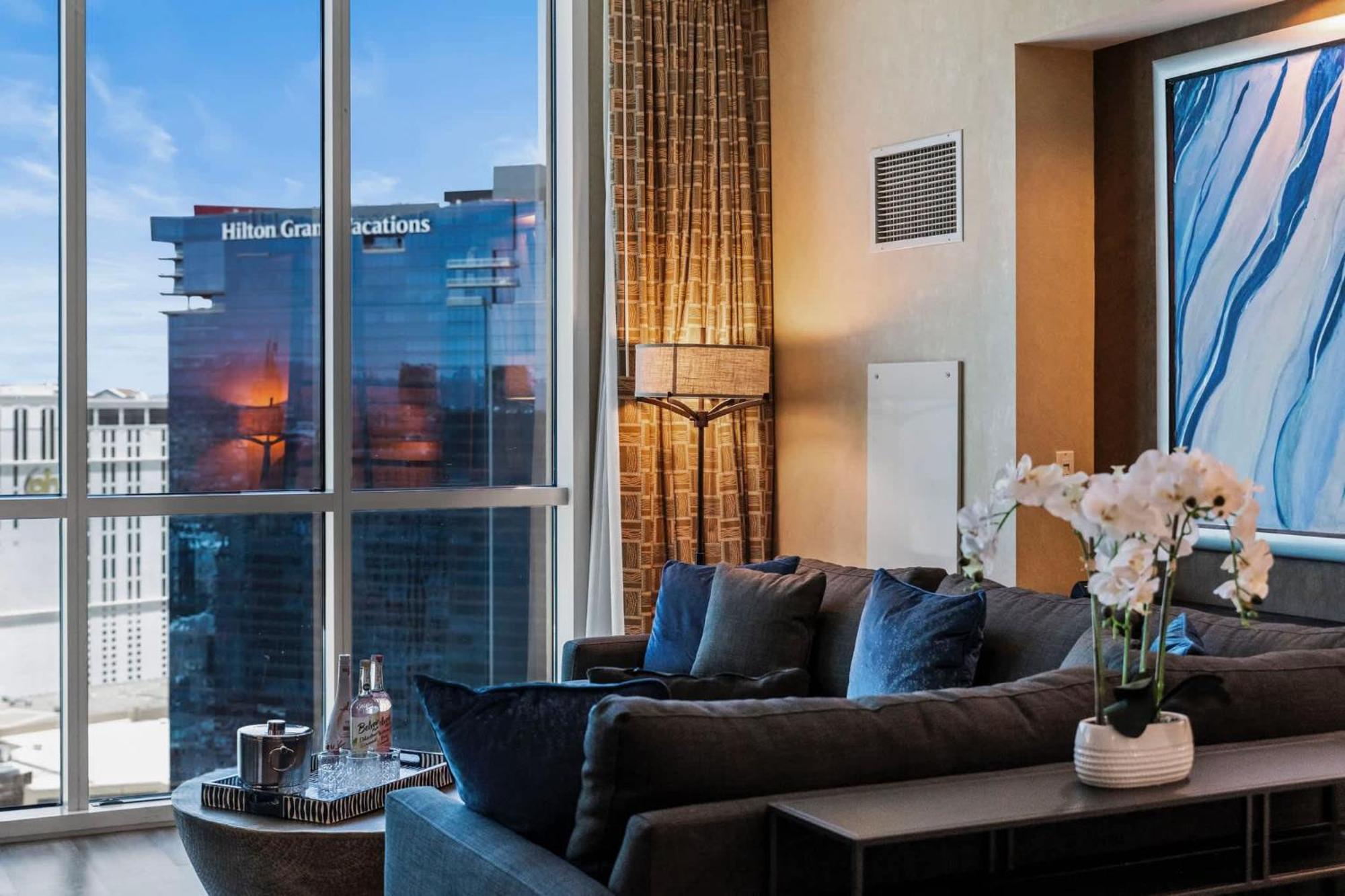 No Fee Penthouse Balcony & Free Valet Holiday home