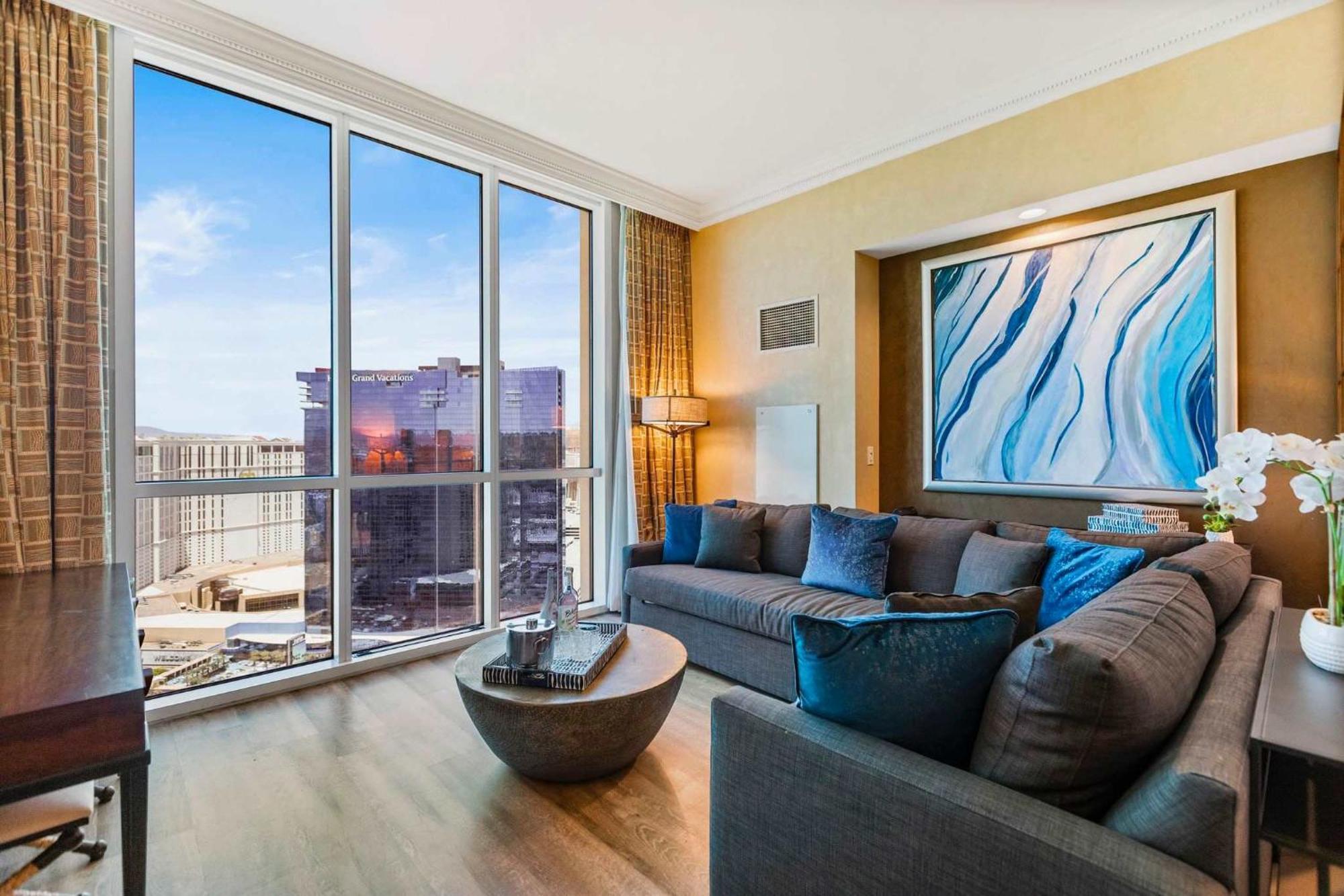 No Fee Penthouse Balcony & Free Valet Las Vegas