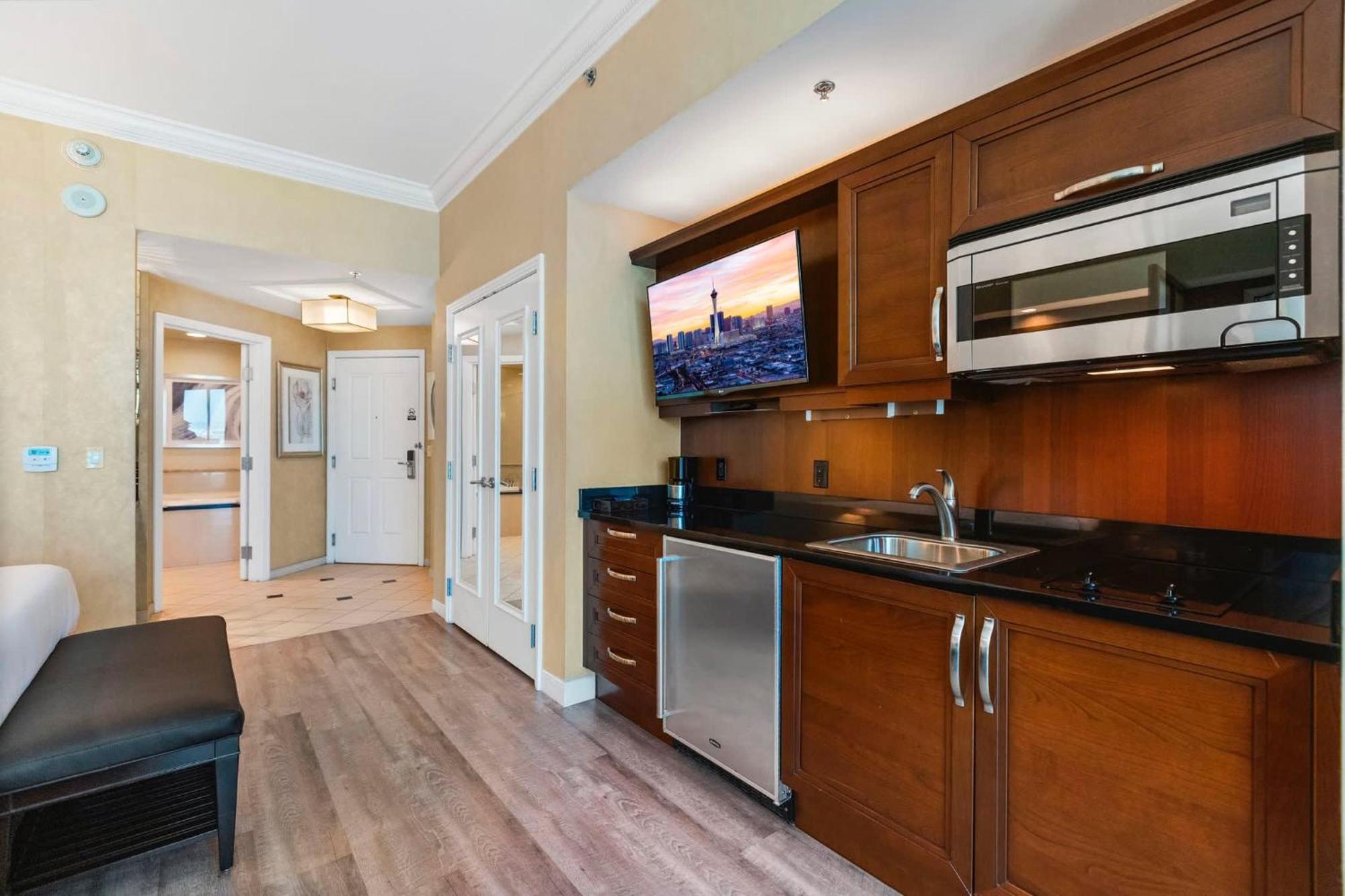 No Fee Penthouse Balcony & Free Valet Holiday home