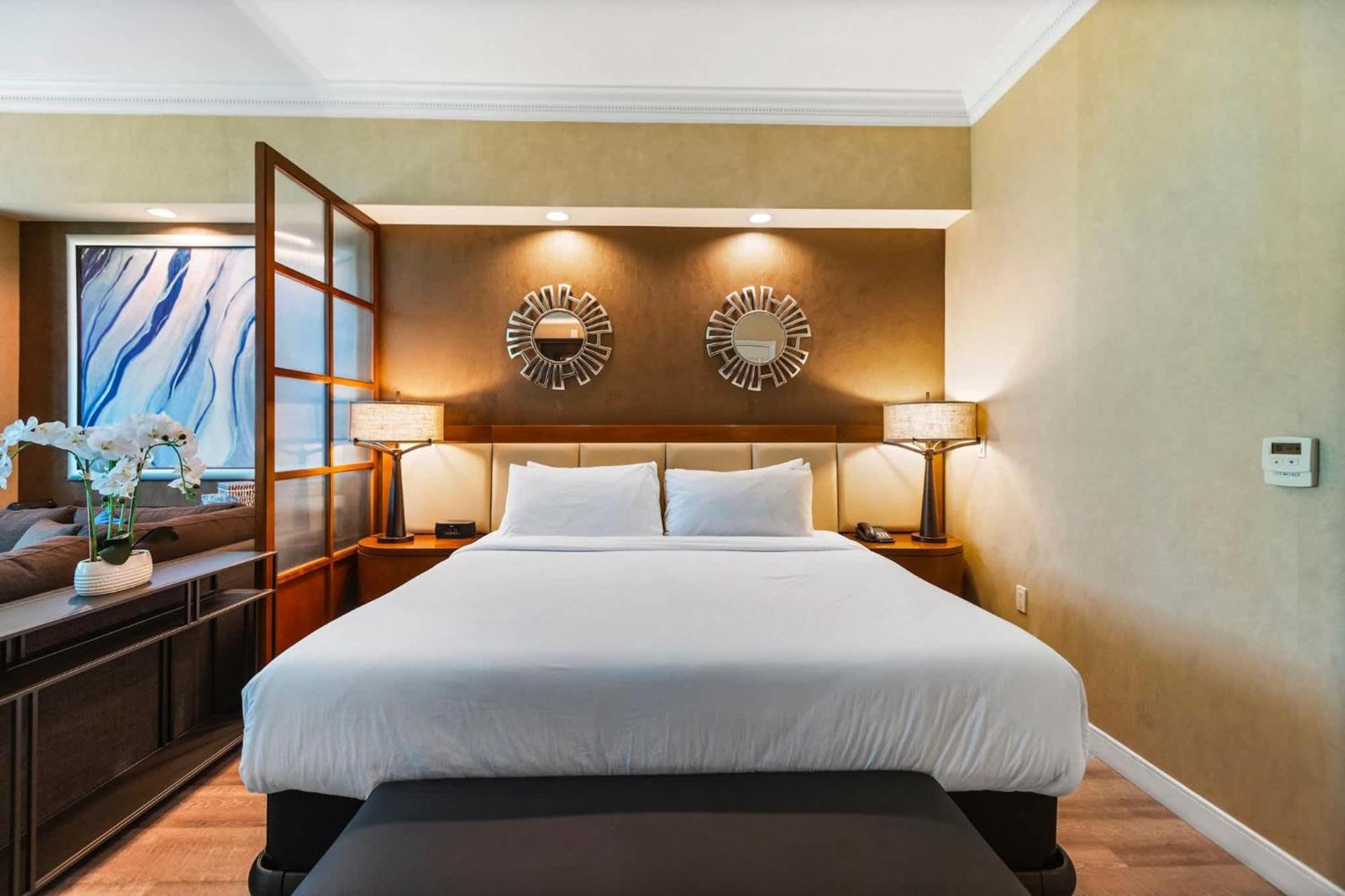 No Fee Penthouse Balcony & Free Valet Las Vegas