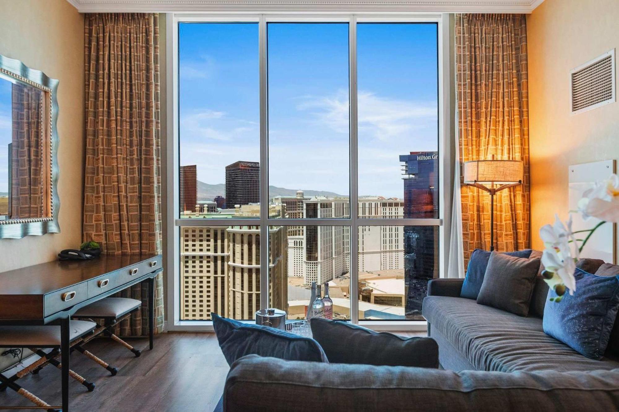 No Fee Penthouse Balcony & Free Valet Holiday home