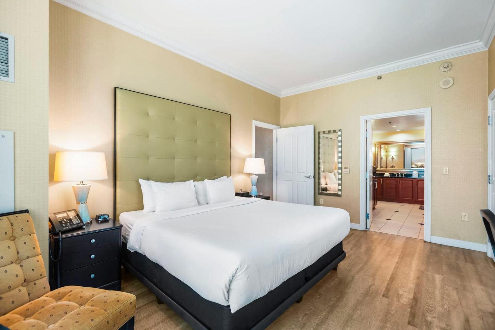 No Fee Penthouse Balcony & Free Valet Holiday home Las Vegas