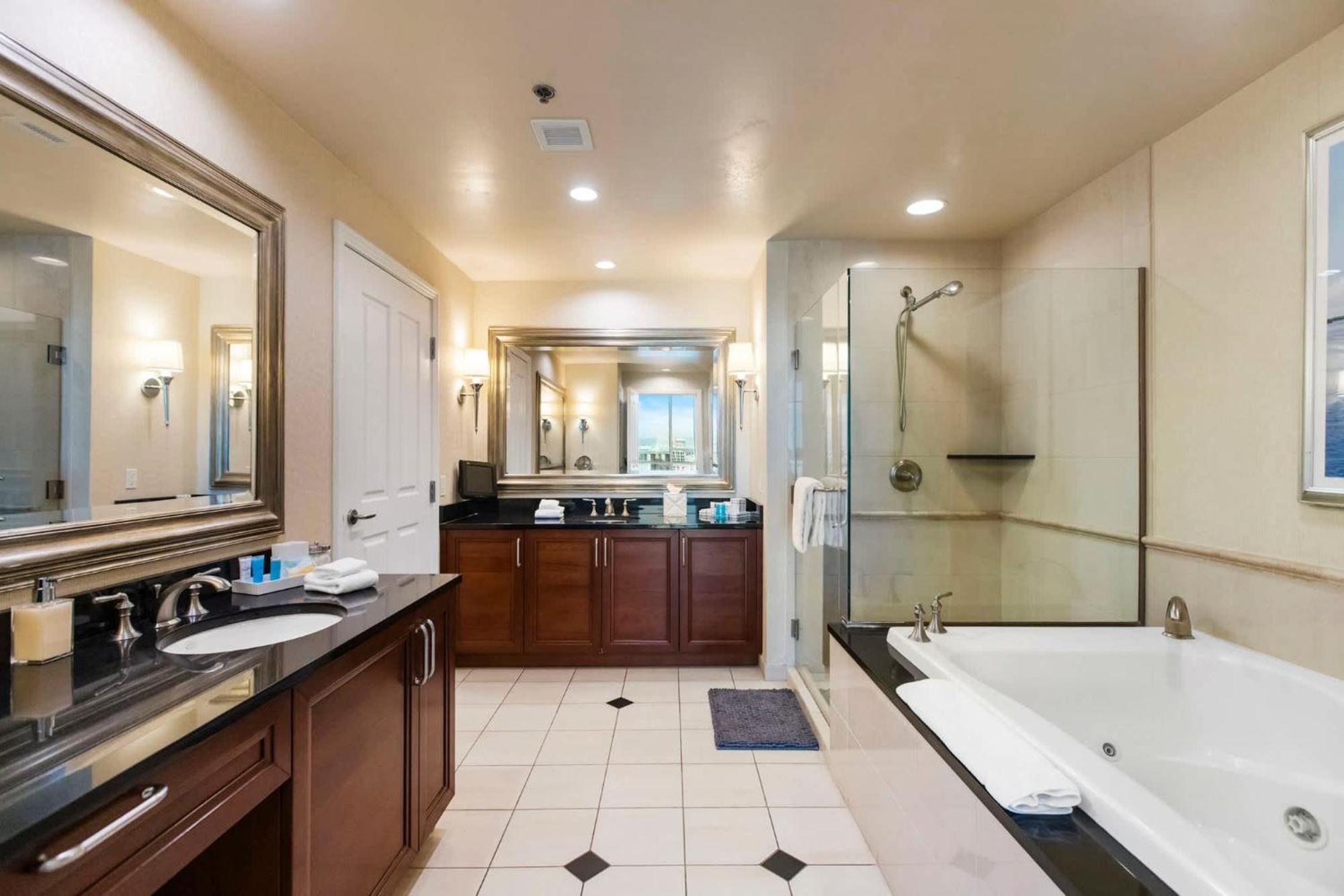 No Fee Penthouse Balcony & Free Valet Holiday home