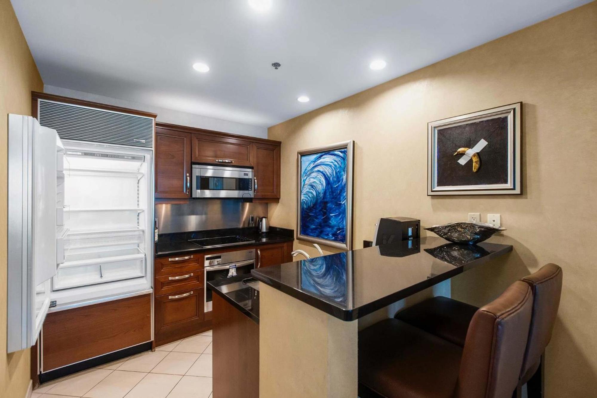 No Fee Penthouse Balcony & Free Valet