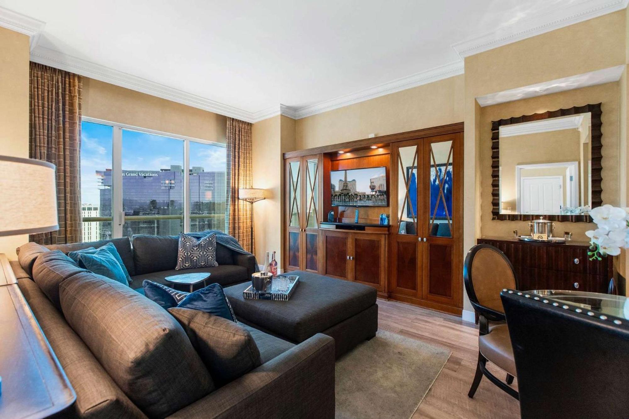 No Fee Penthouse Balcony & Free Valet Holiday home