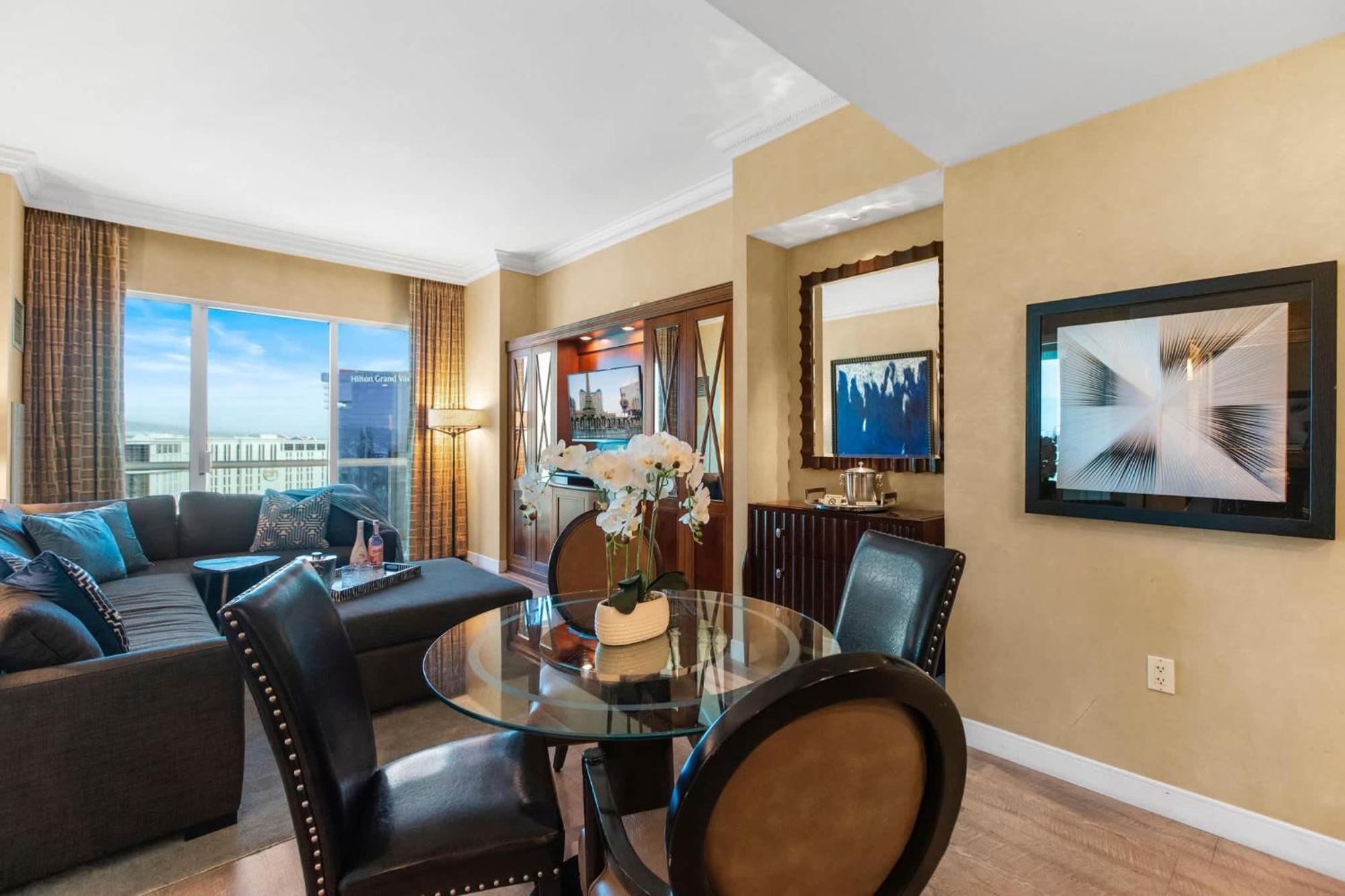 No Fee Penthouse Balcony & Free Valet Las Vegas