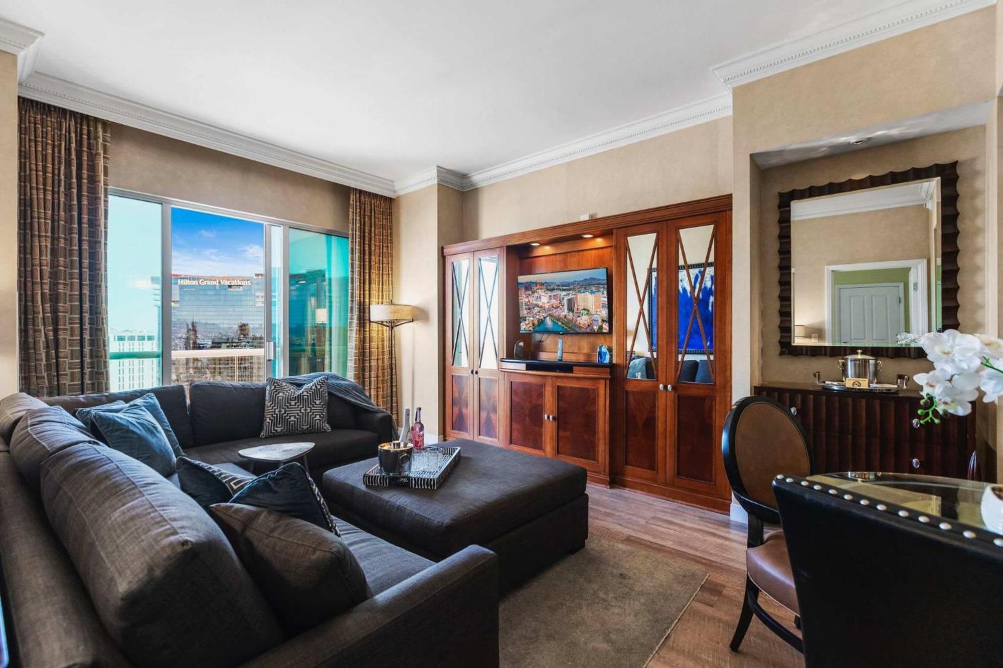 No Fee Penthouse Balcony & Free Valet Holiday home